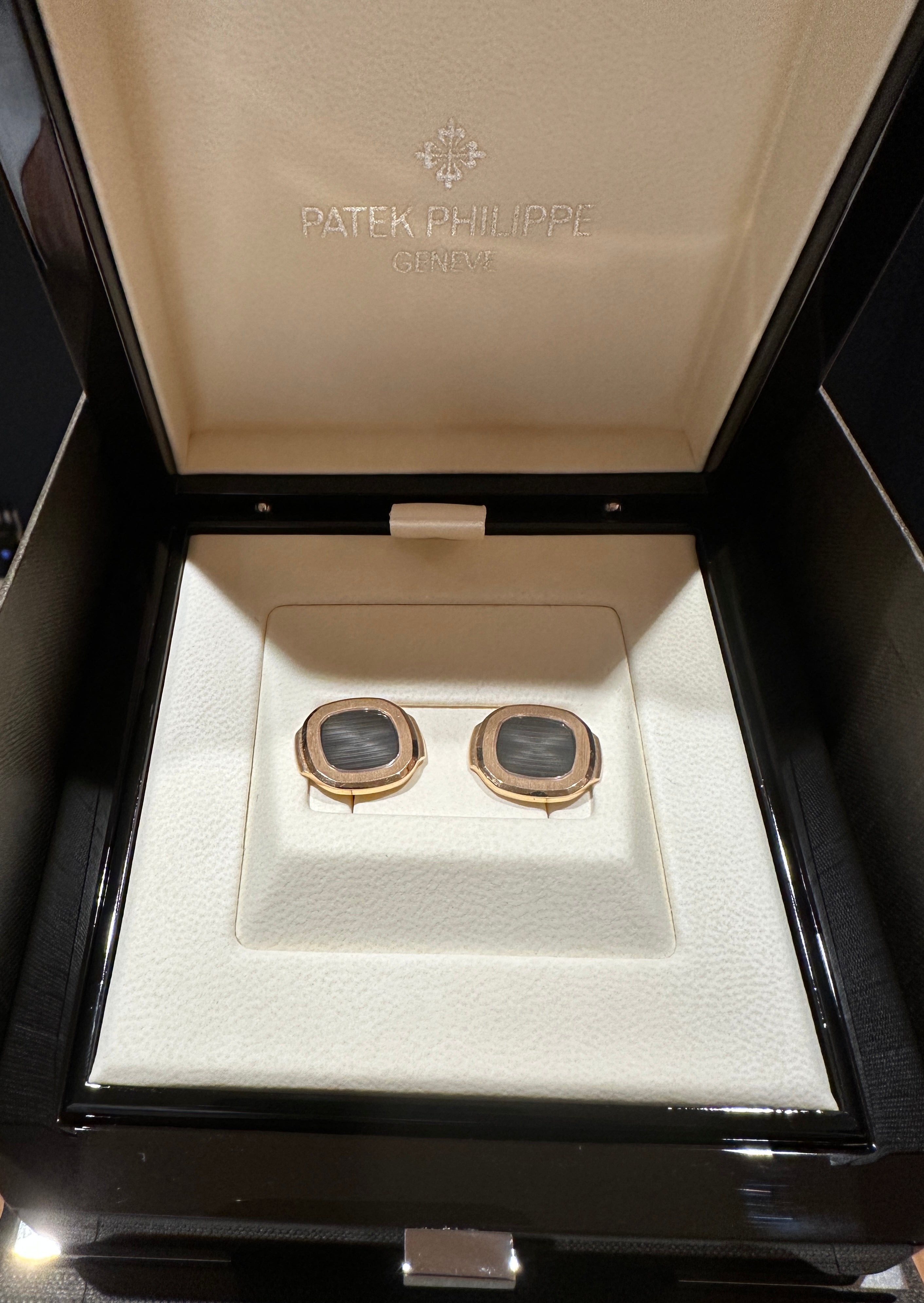 Patek Philippe Nautilus Manschettenknöpfe aus 18 kt Roségold in einer Schmuckschatulle