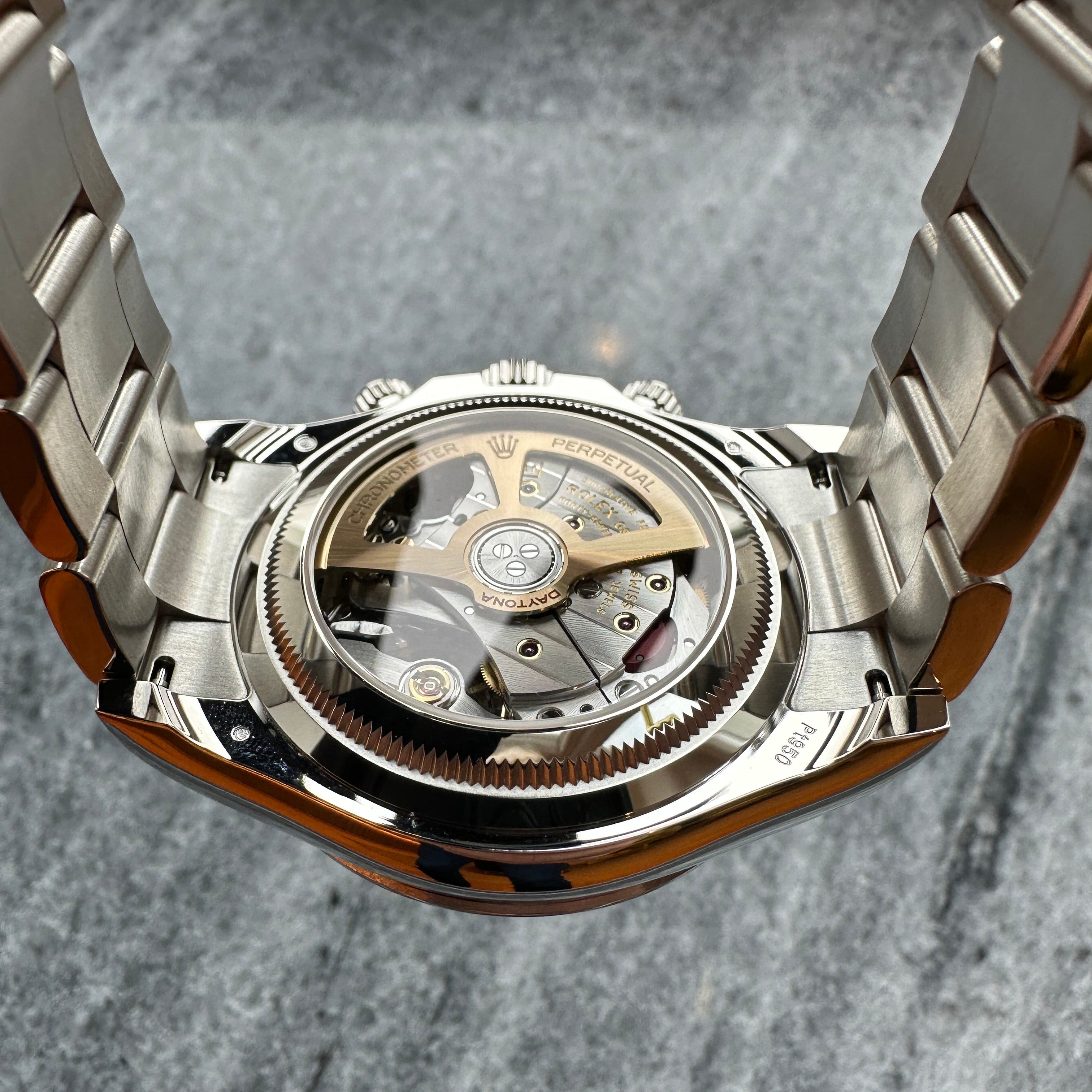 Rolex Daytona Platin mit Sichtboden und Automatikwerk, auf grauem Hintergrund