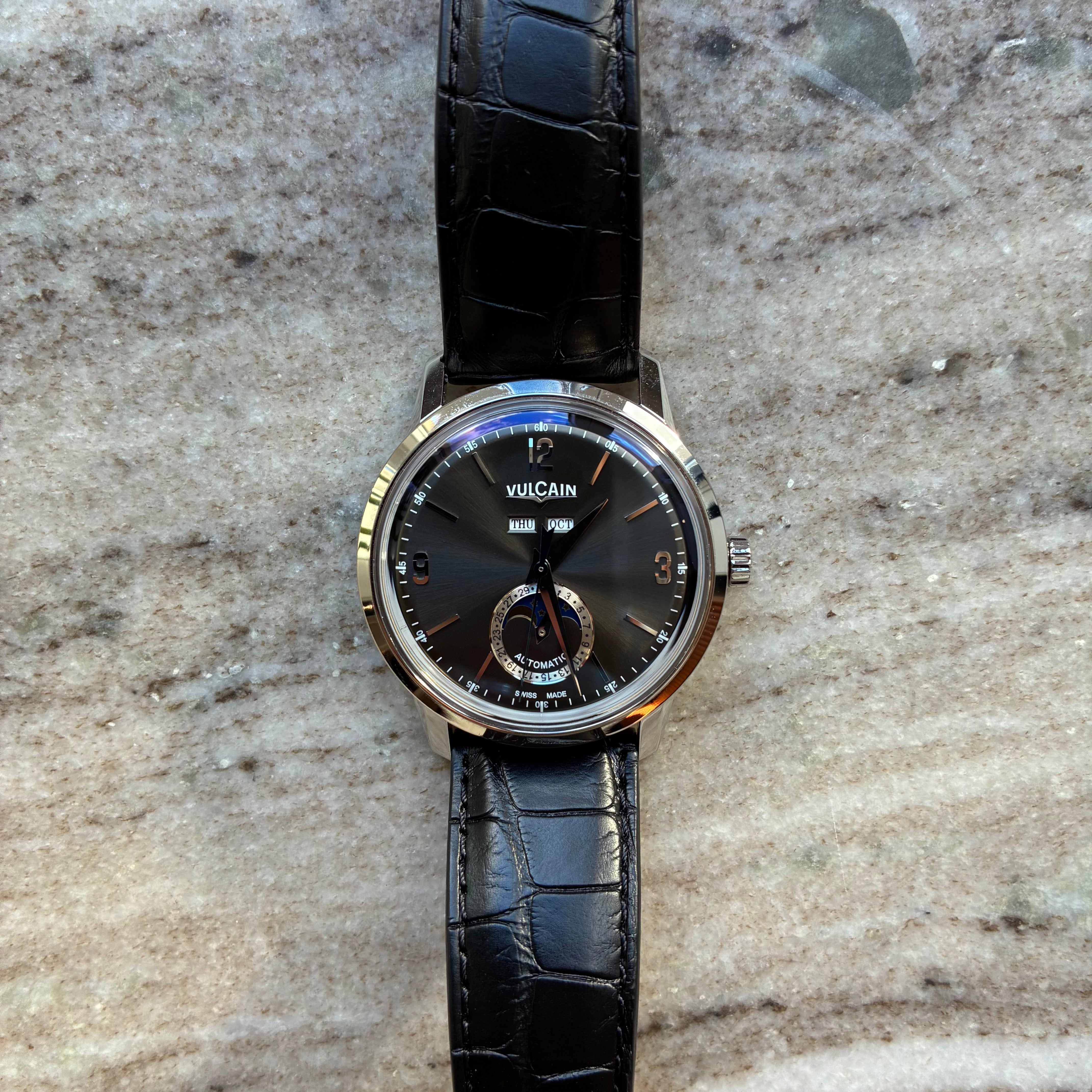 Vulcain 50s Presidents Moonphase neu mit schwarzem Lederarmband und Mondphasenanzeige auf marmoriertem Grund