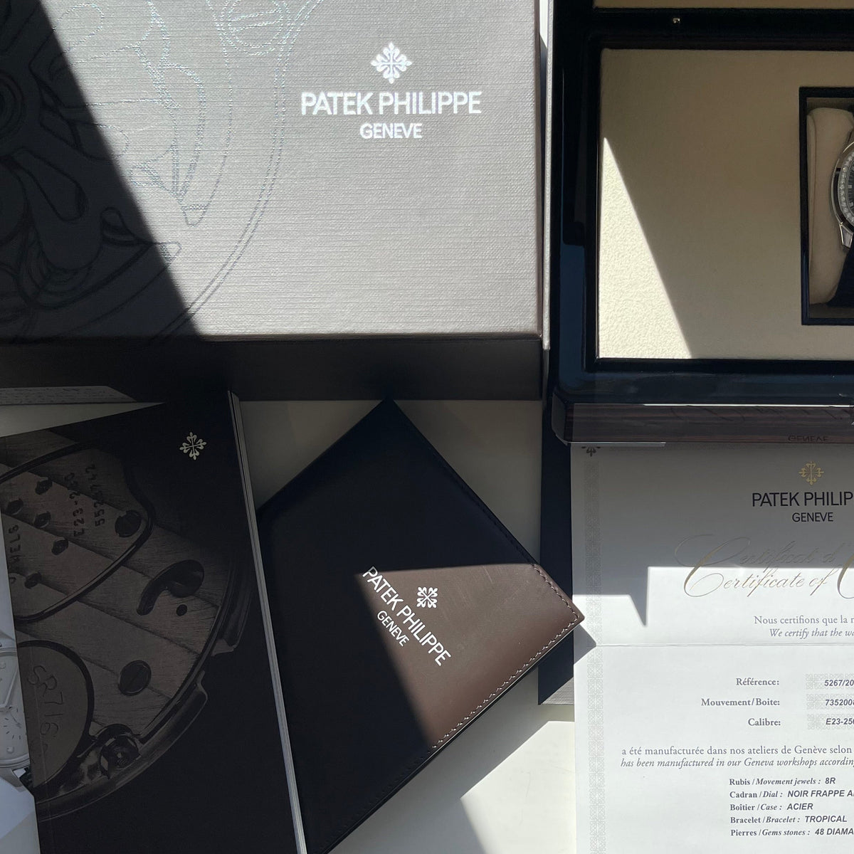 Patek Philippe Aquanaut Luce / Edelstahl mit Diamanten / Full Set (2021), Gesamtansicht mit Zifferblatt, Box und Unterlagen vor neutralem Hintergrund