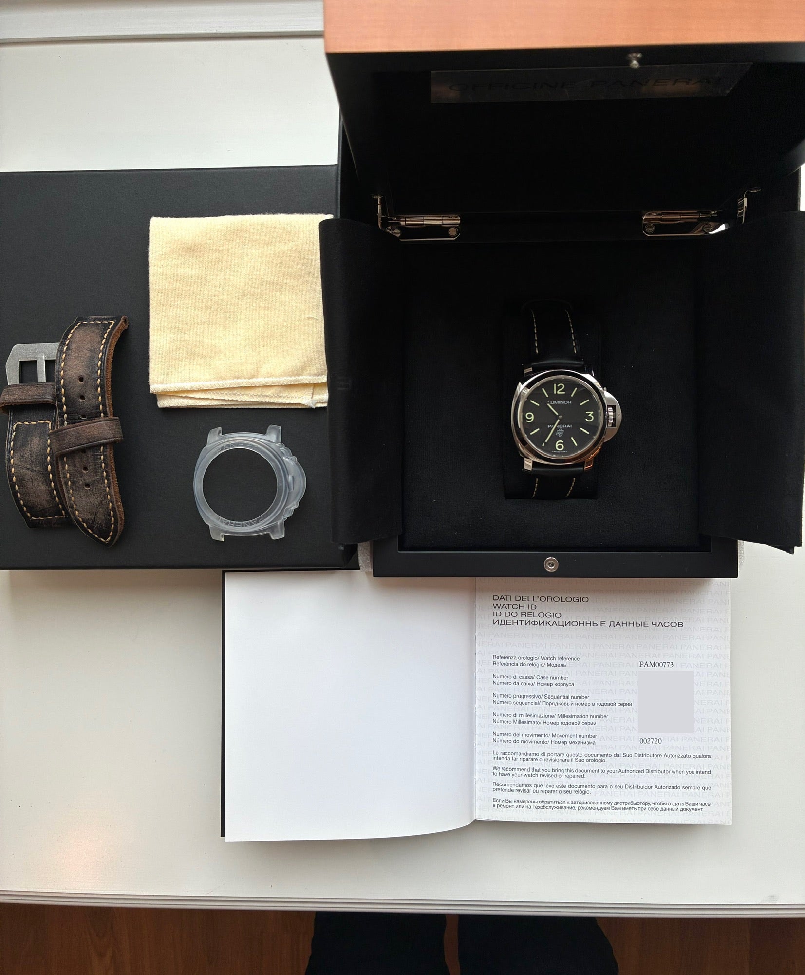 Panerai Luminor Base Logo 2018, Edelstahl Gehäuse, schwarzes Zifferblatt, braunes Lederarmband