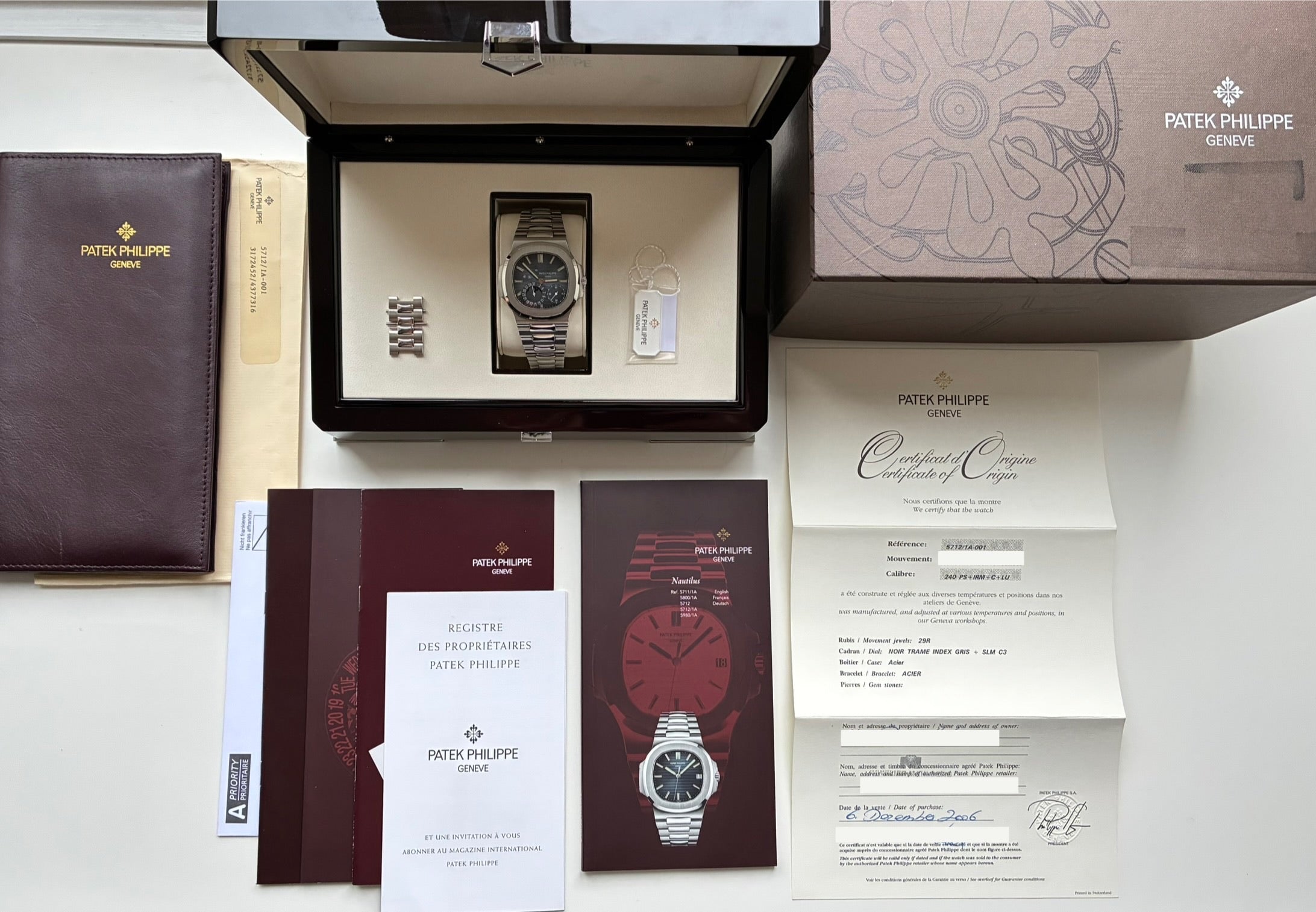 Patek Philippe Nautilus 5712/1A-001 Edelstahl mit Box, Papieren und Zubehör