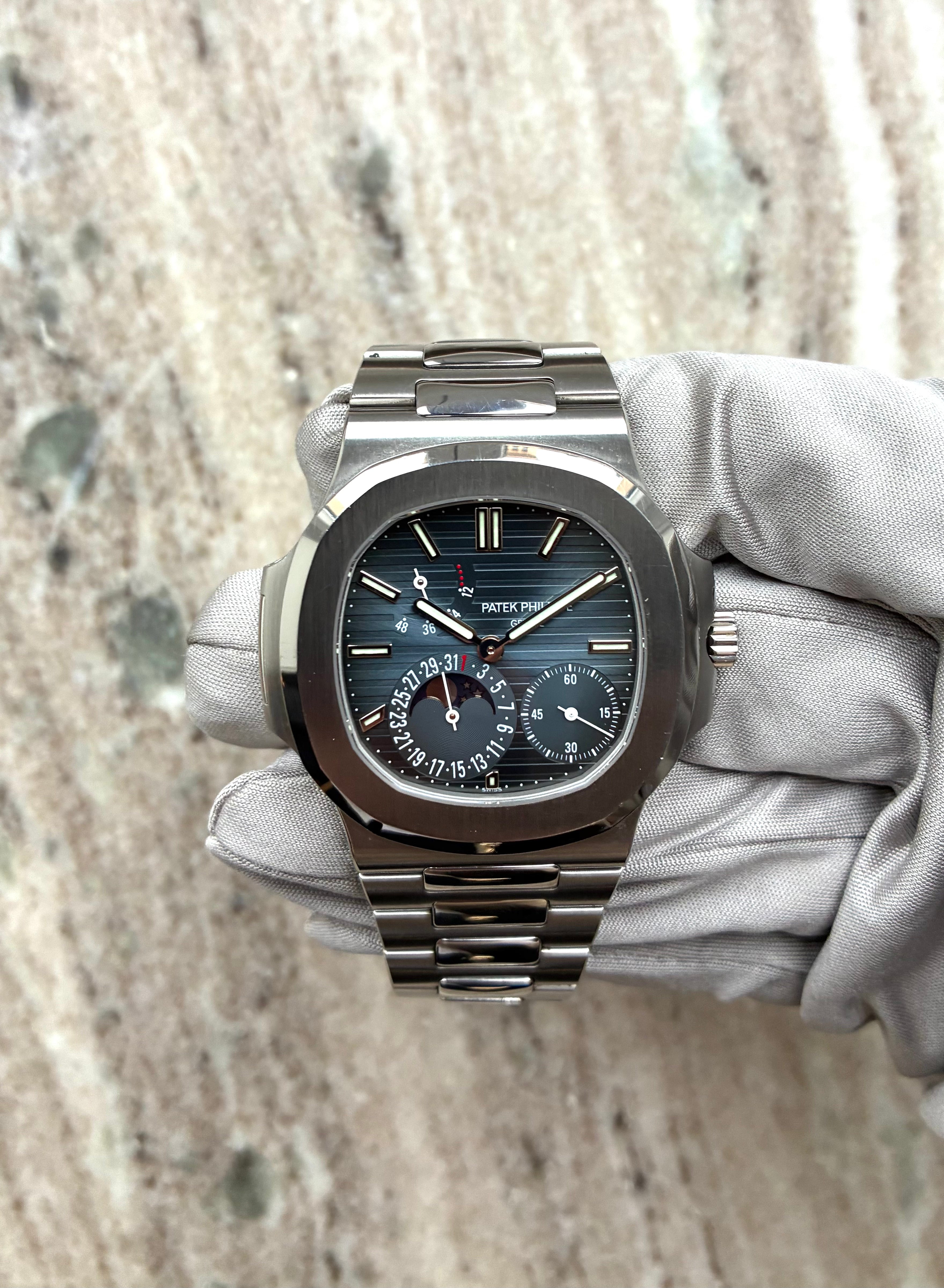 Patek Philippe Nautilus 5712/1A-001 Edelstahl mit Datumsanzeige und kleiner Sekunde auf Marmorhintergrund