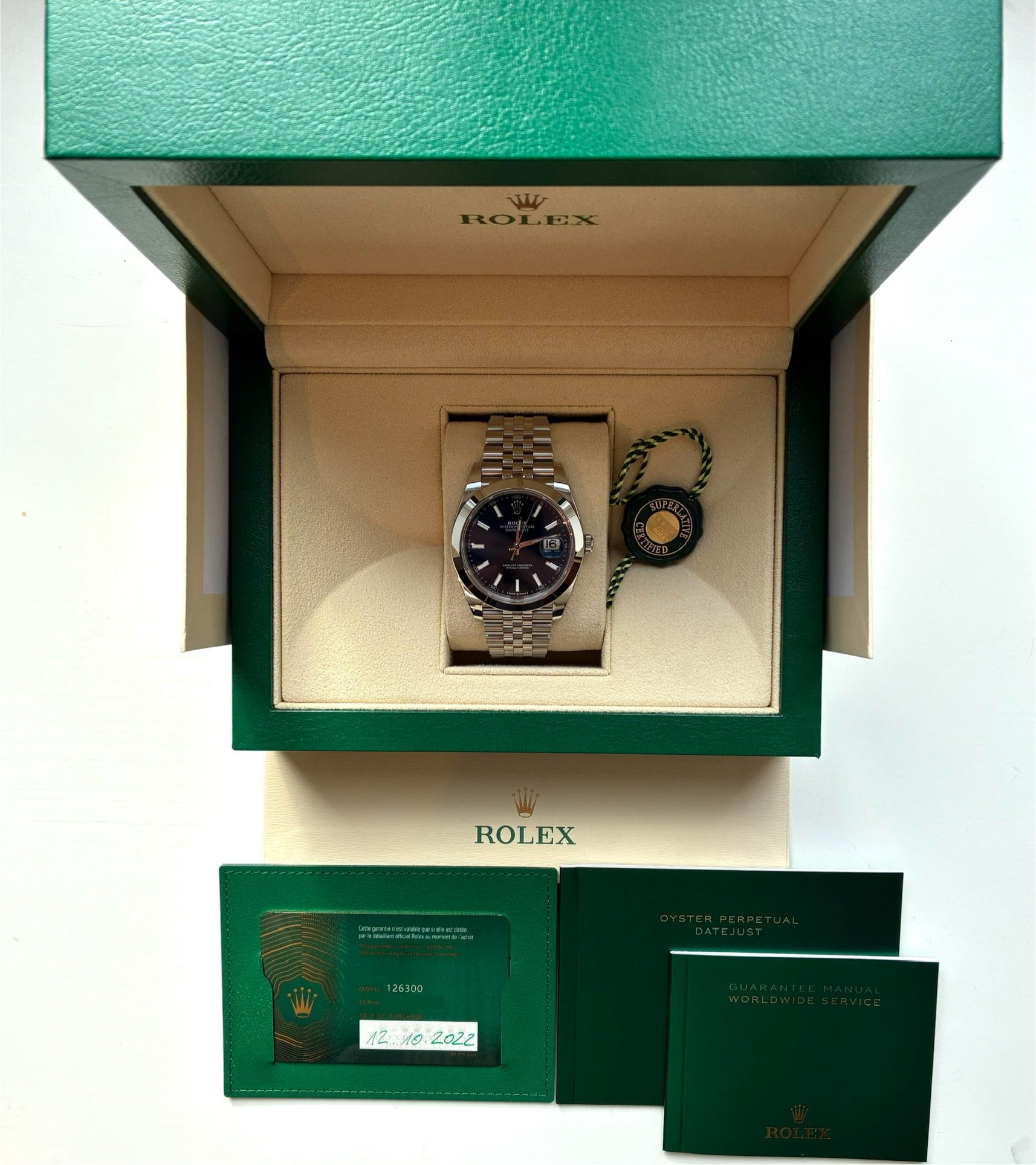 Rolex Datejust 41 mit blauem Zifferblatt in geöffneter grüner Originalverpackung mit Garantiezertifikat