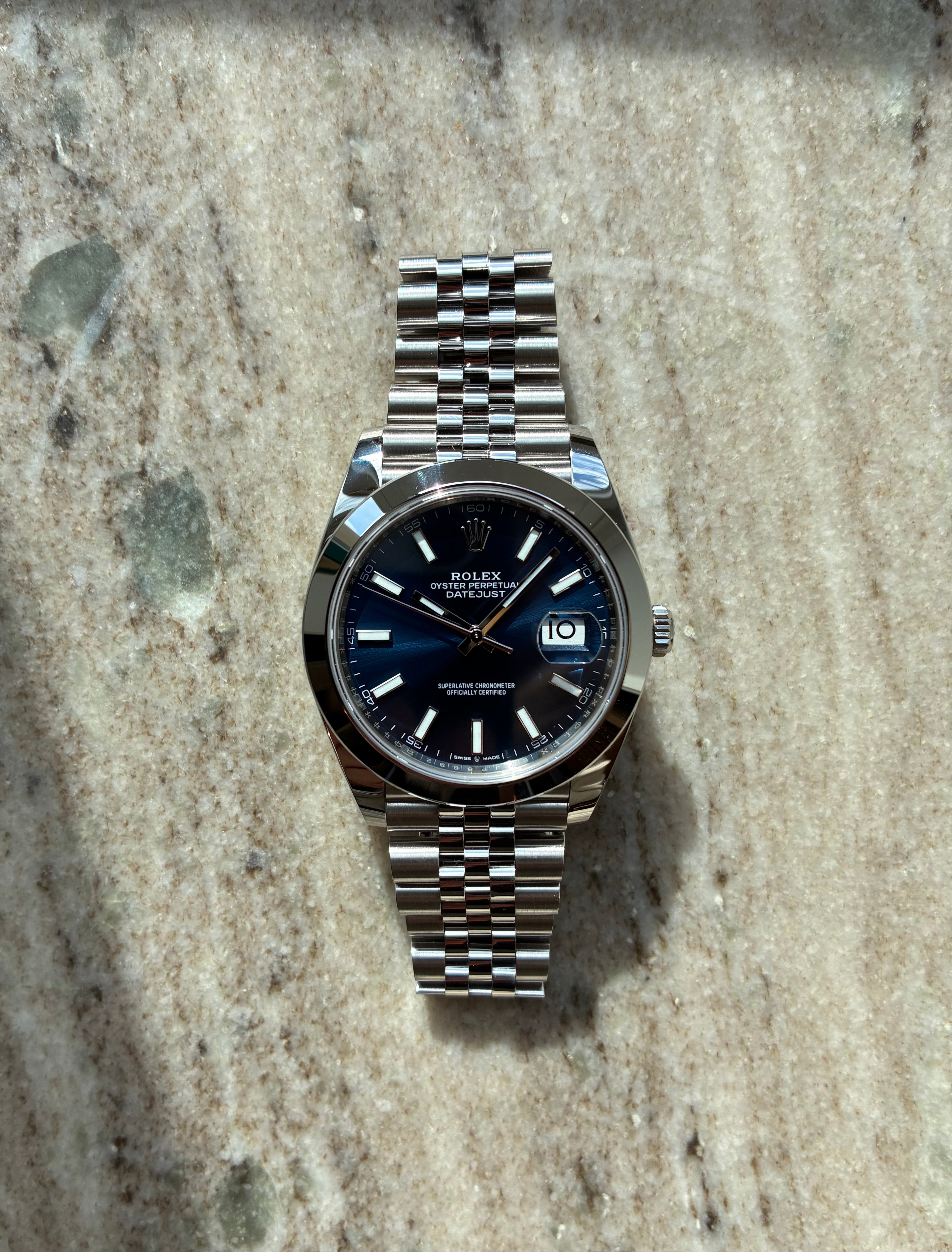 Rolex Datejust 41 mit blauem Zifferblatt aus Stahl auf Steinuntergrund