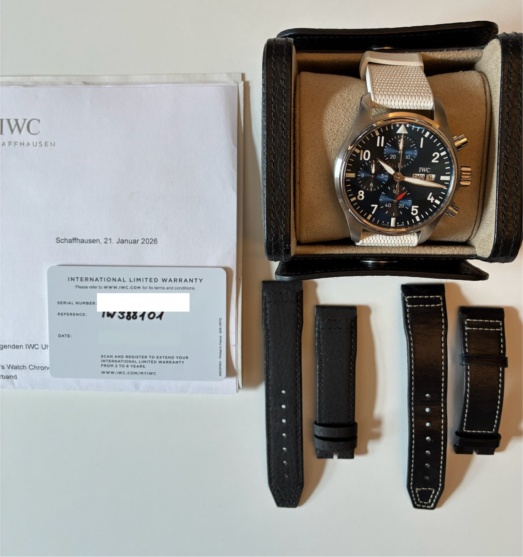 IWC Pilot's Watch Chronograph in Edelstahl mit weißem Band und Ersatzbändern in einem schwarzen Etui
