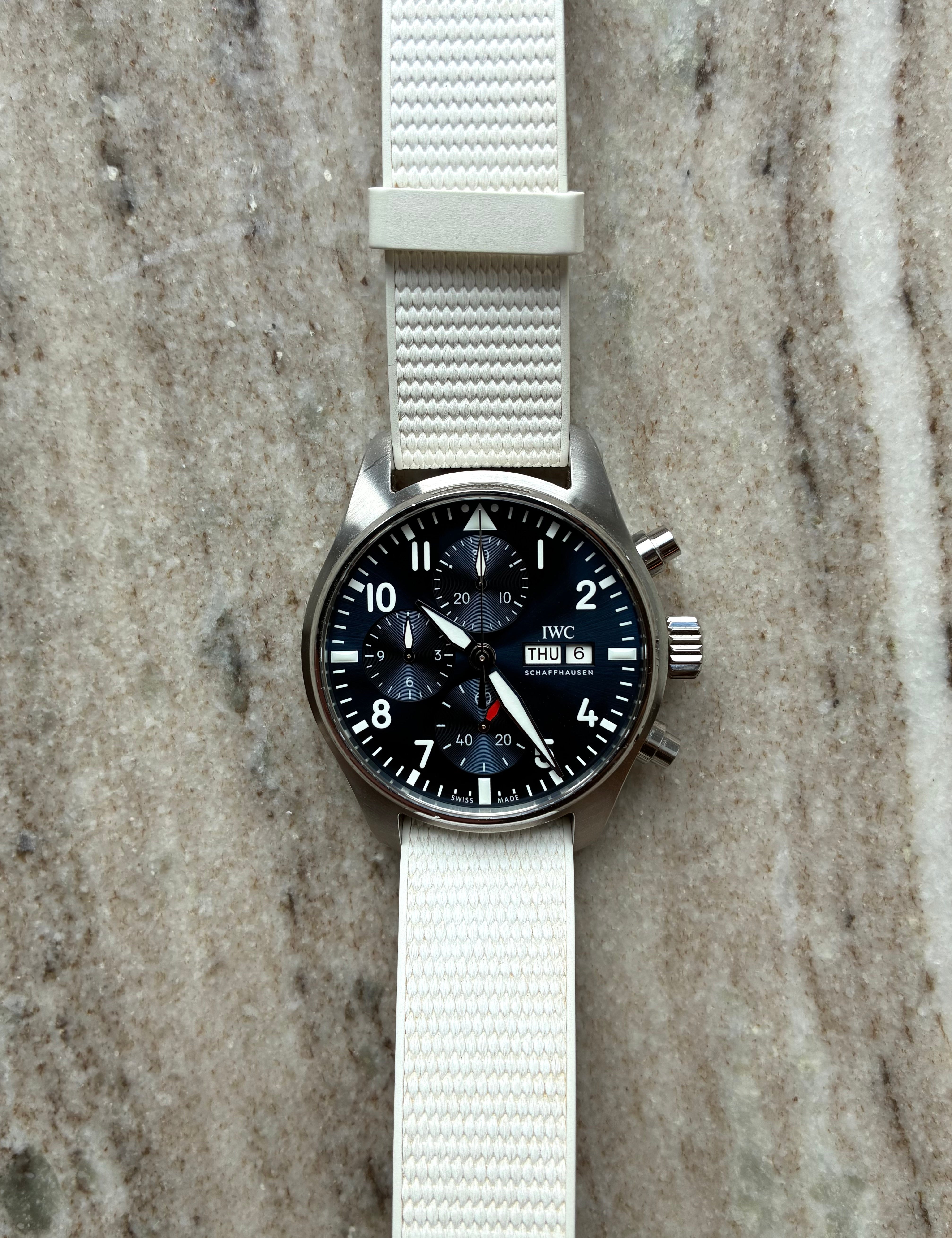 IWC Pilot's Watch Chronograph mit weißem Textilarmband, Edelstahlgehäuse und blauem Zifferblatt