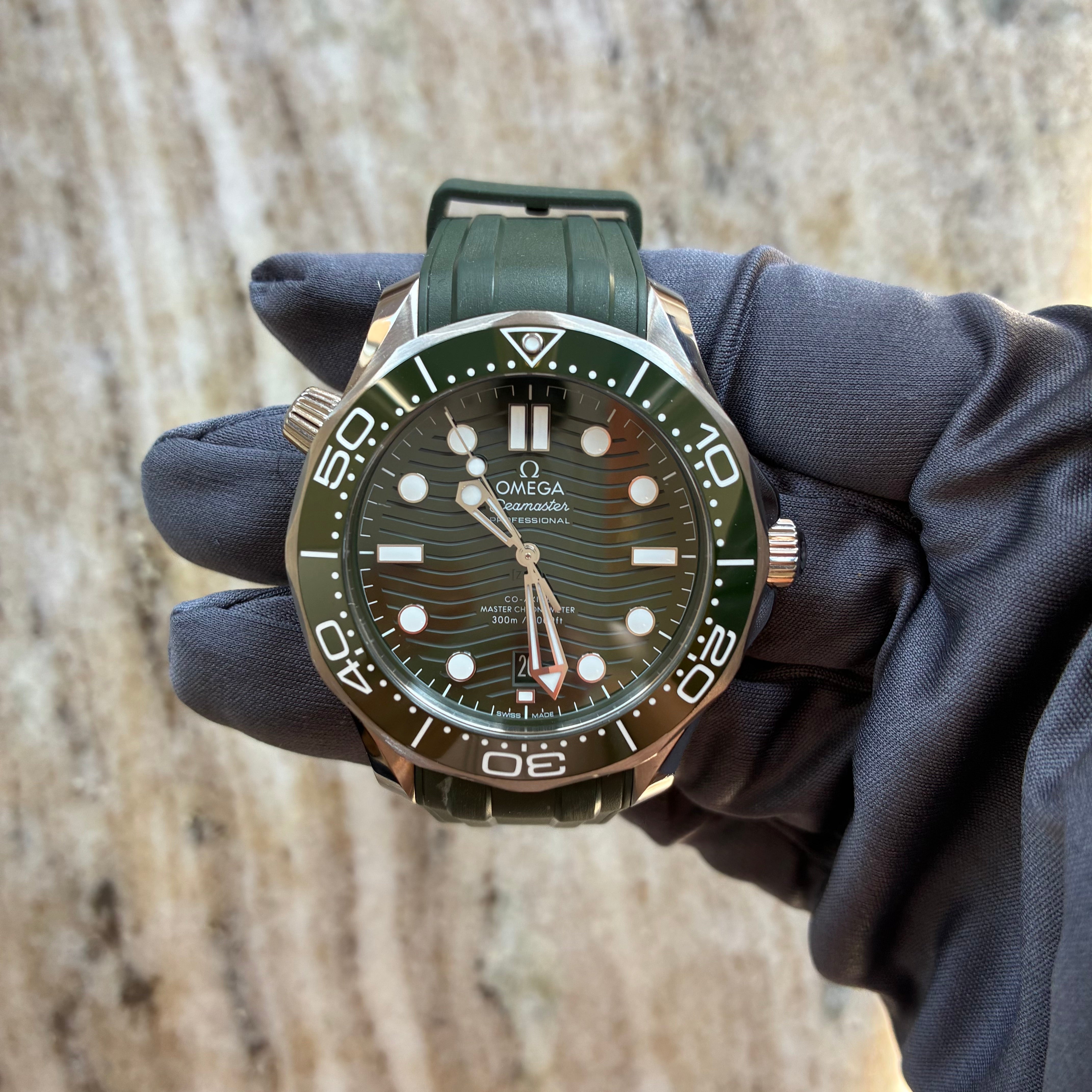 Seamaster Diver 300m / grün / Kautschuk (2023)