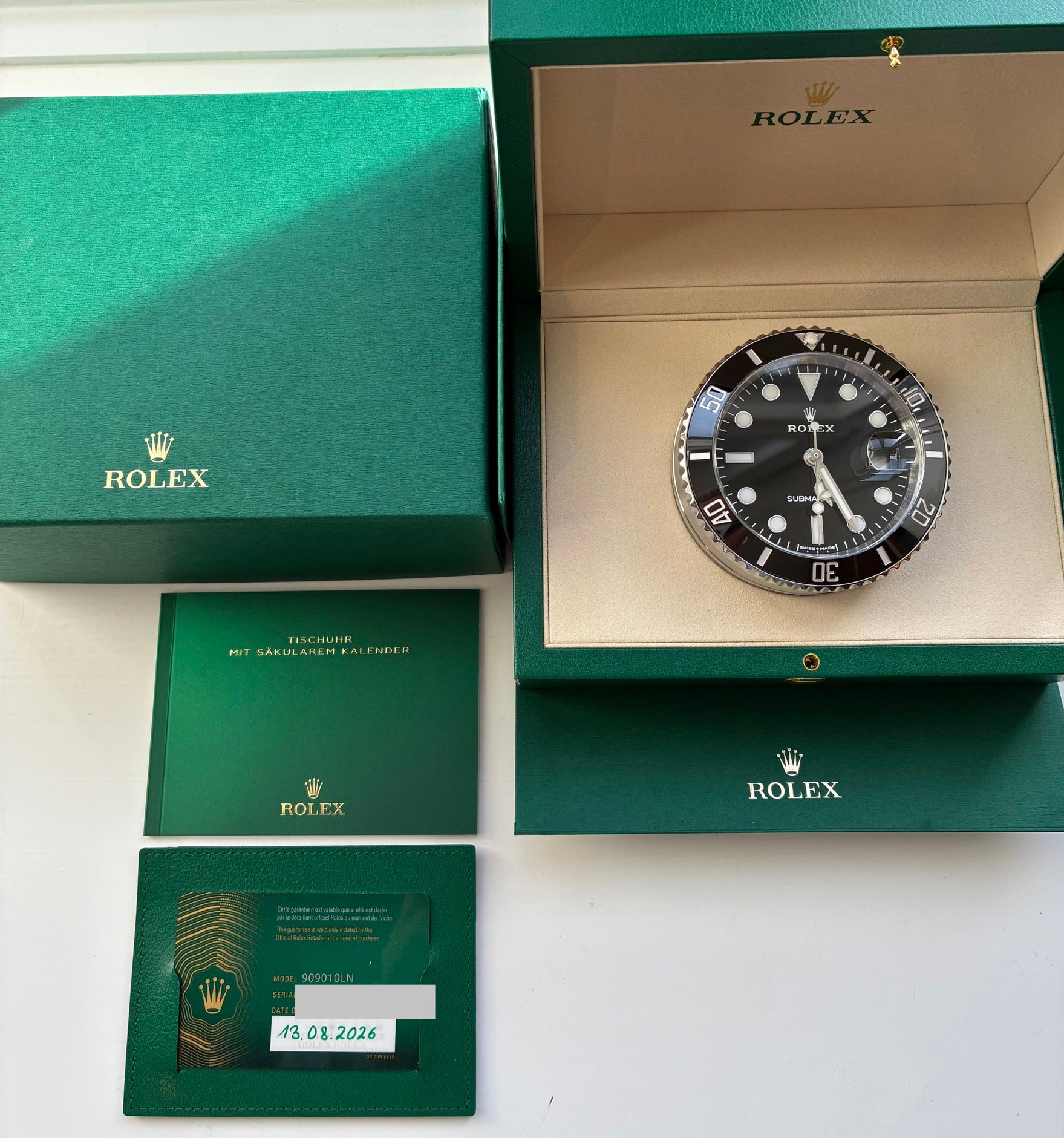 Submariner Date Tischuhr mit säkularem Kalender / neu (08/2026)