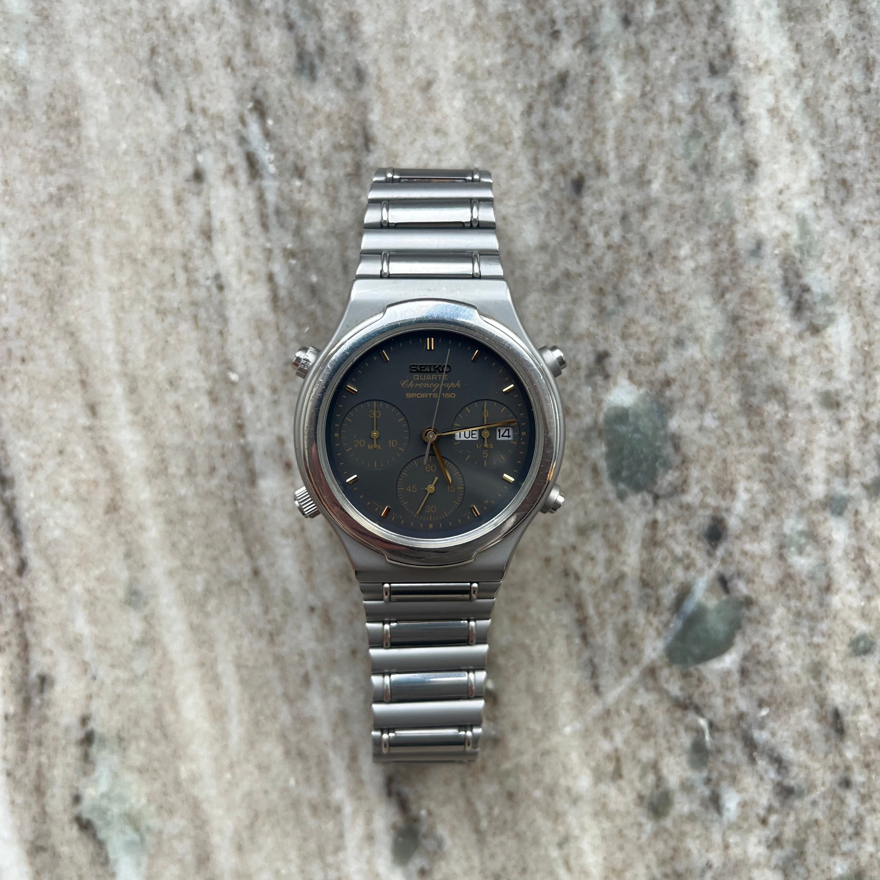 Seiko Chronograph Quarz mit Edelstahlgehäuse und grauem Zifferblatt auf Marmor