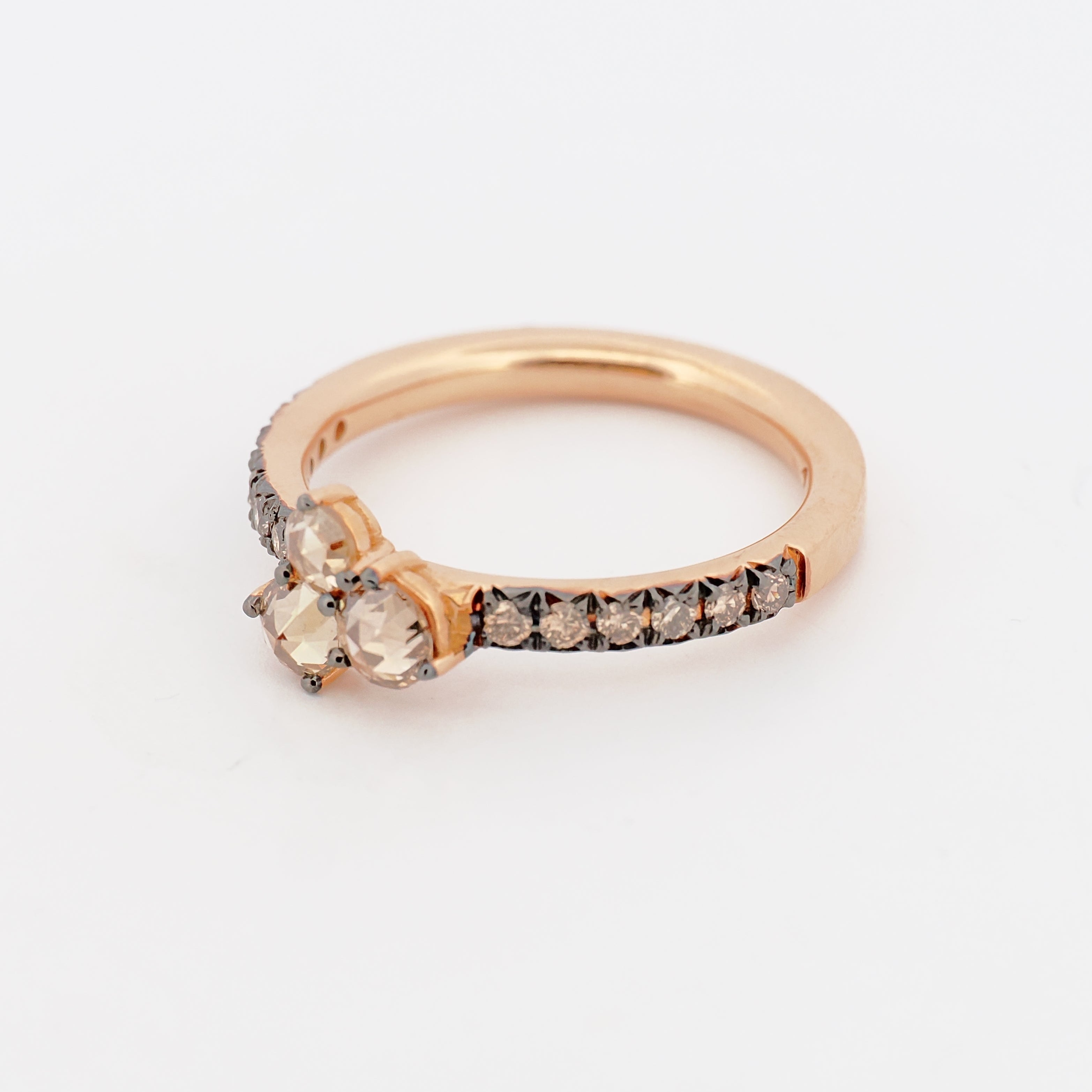 Ring Roségold mit drei braunen Diamanten im Rosenschliff