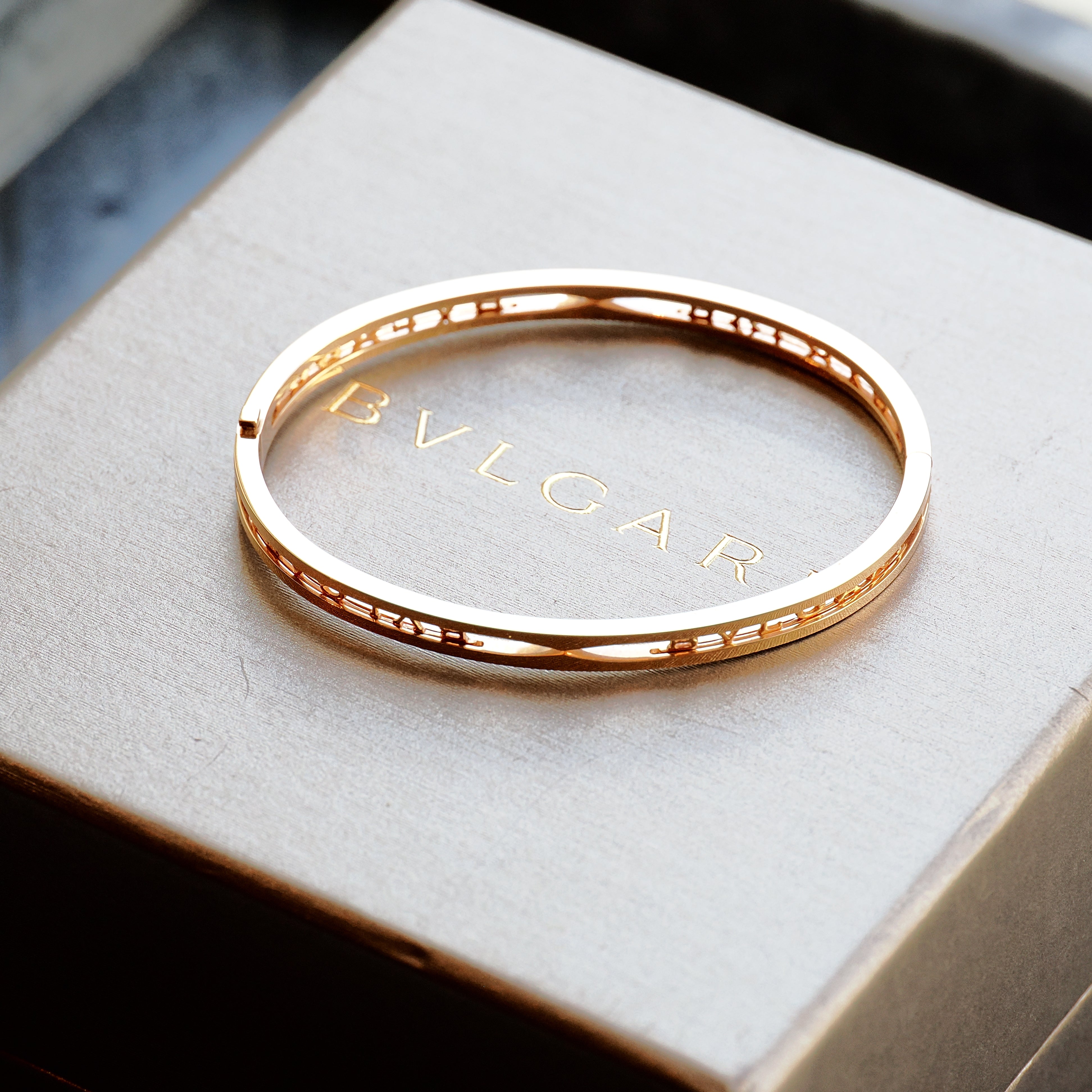 B.zero1 Armreif Roségold mit Bulgari Logo / S-M