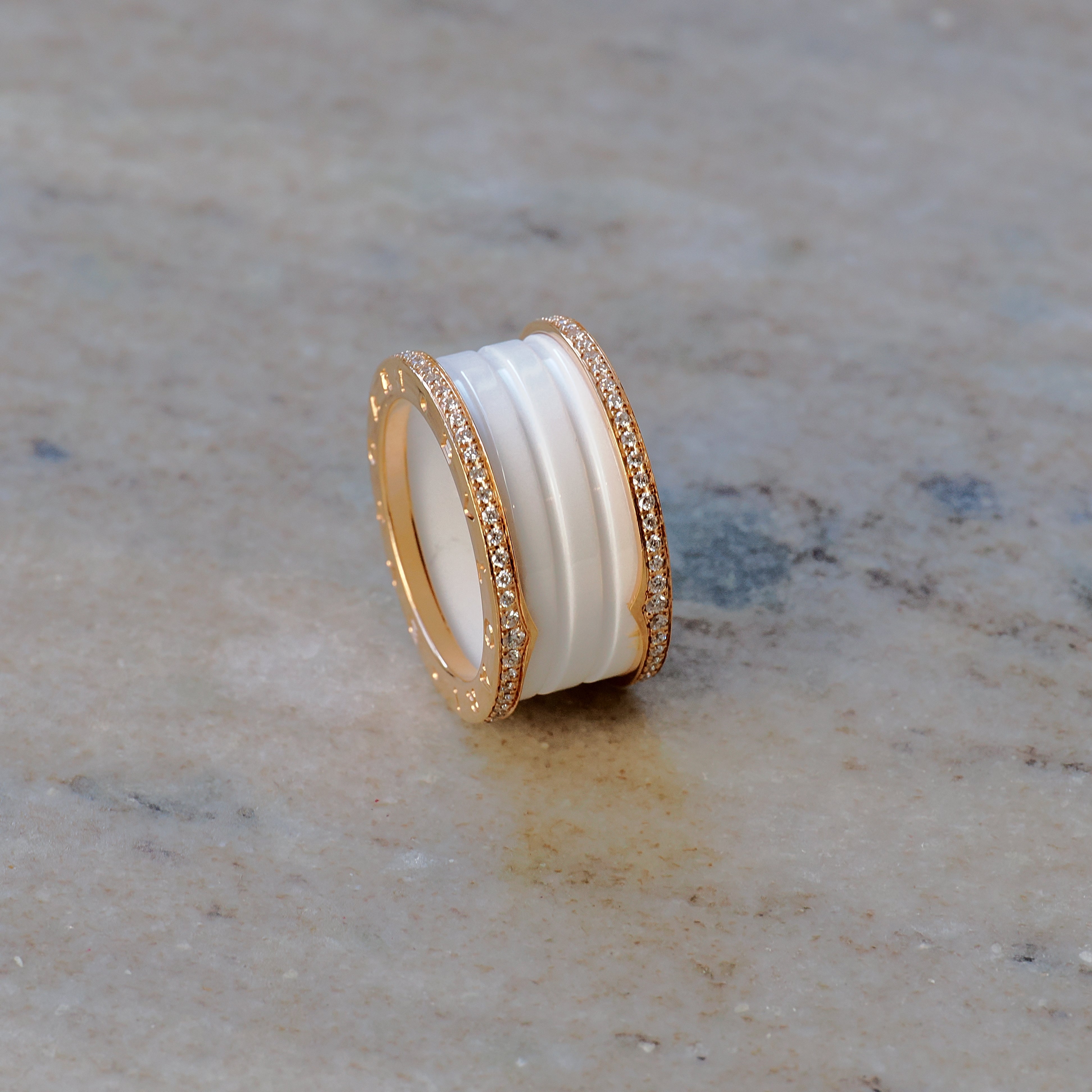 Bzero1 Ring - weiße Keramik mit Gelbgold und Diamanten