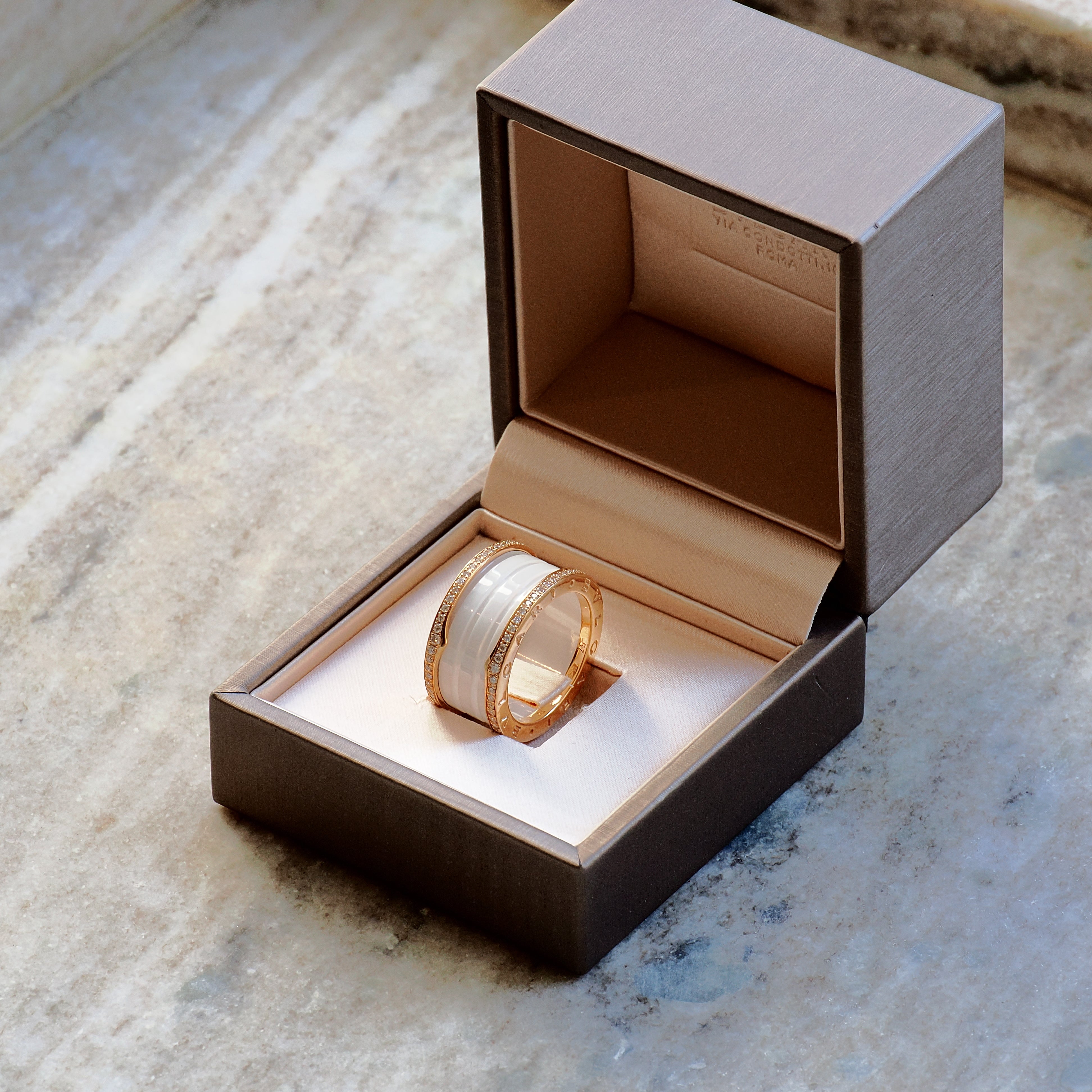 Bzero1 Ring - weiße Keramik mit Gelbgold und Diamanten