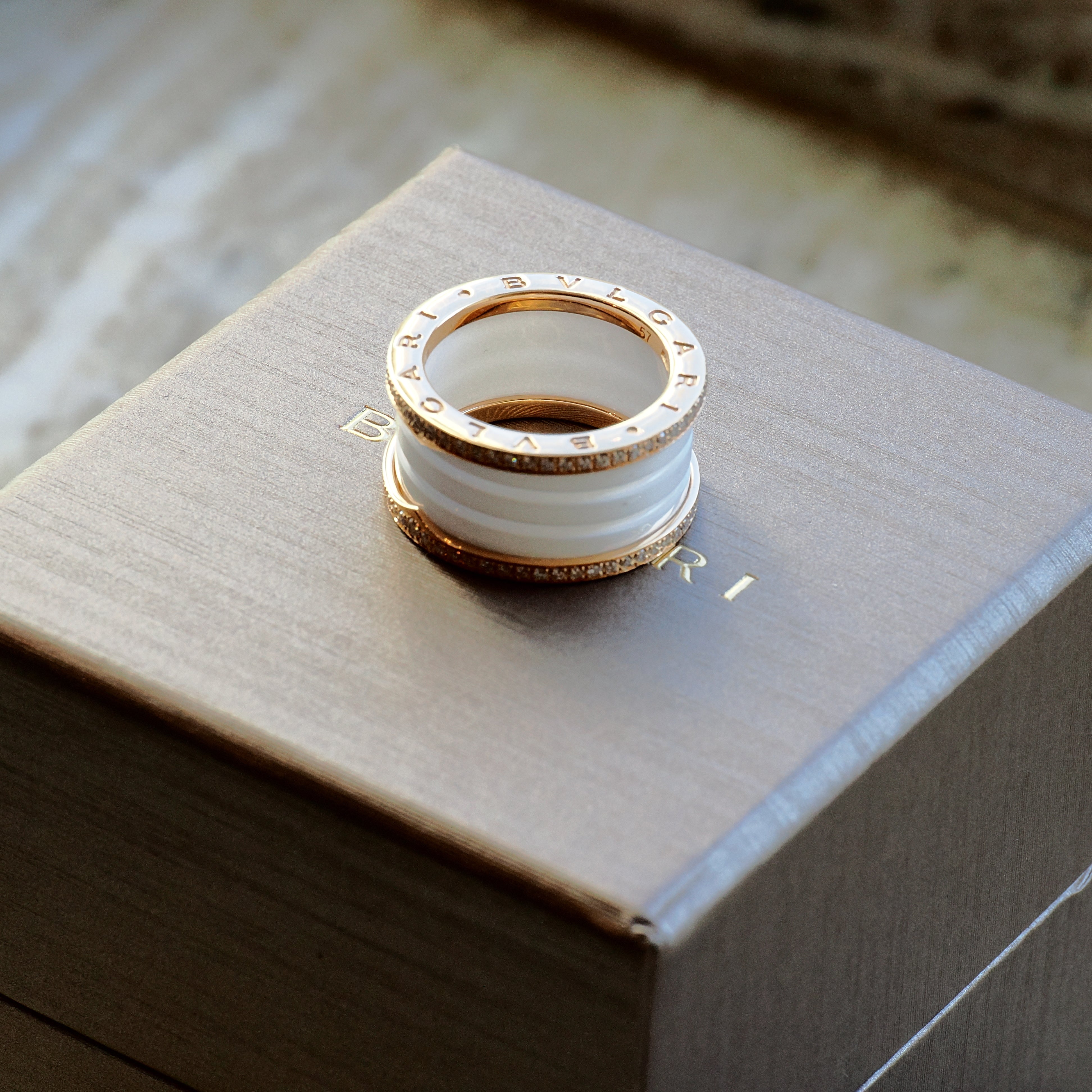 Bzero1 Ring - weiße Keramik mit Gelbgold und Diamanten