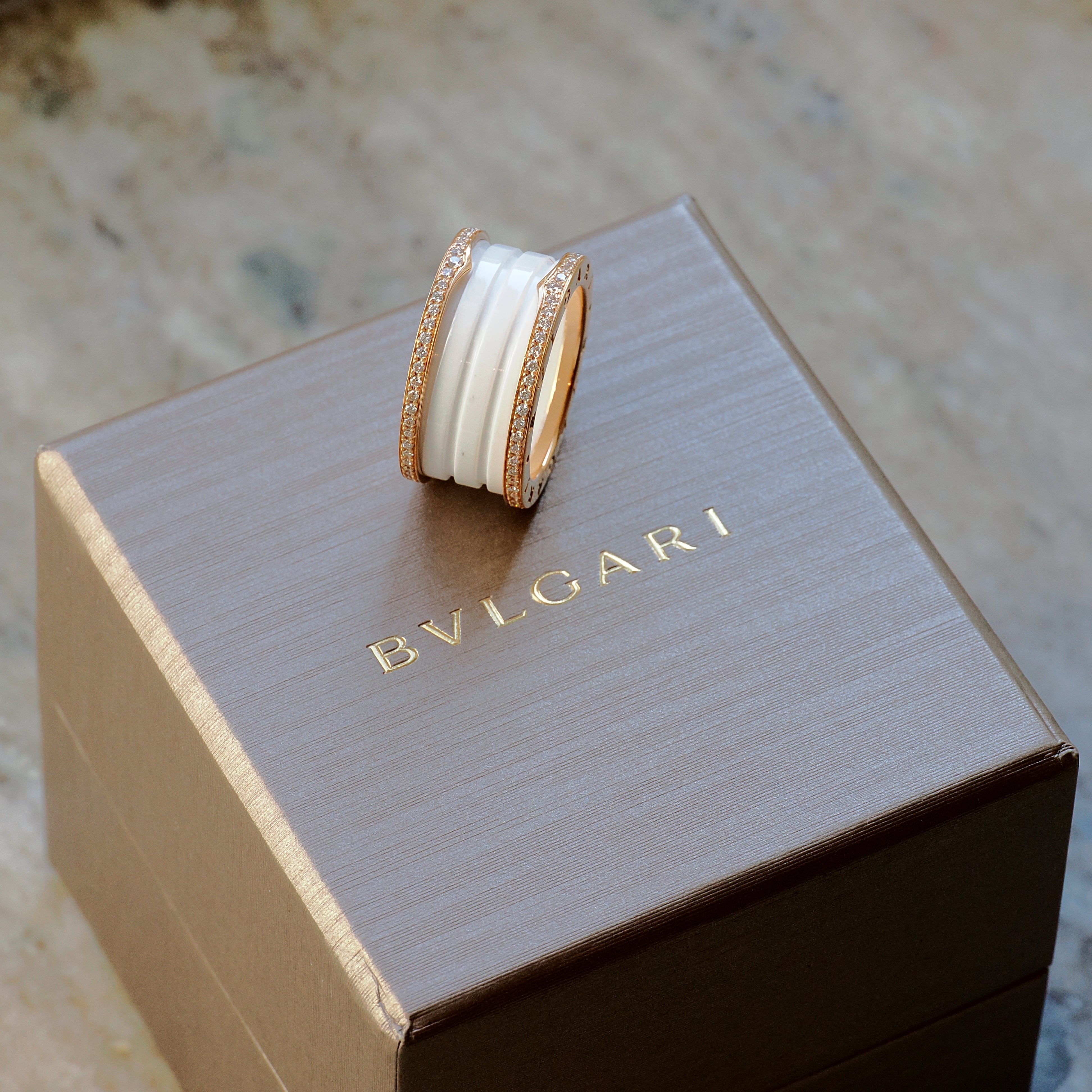 Bzero1 Ring - weiße Keramik mit Gelbgold und Diamanten