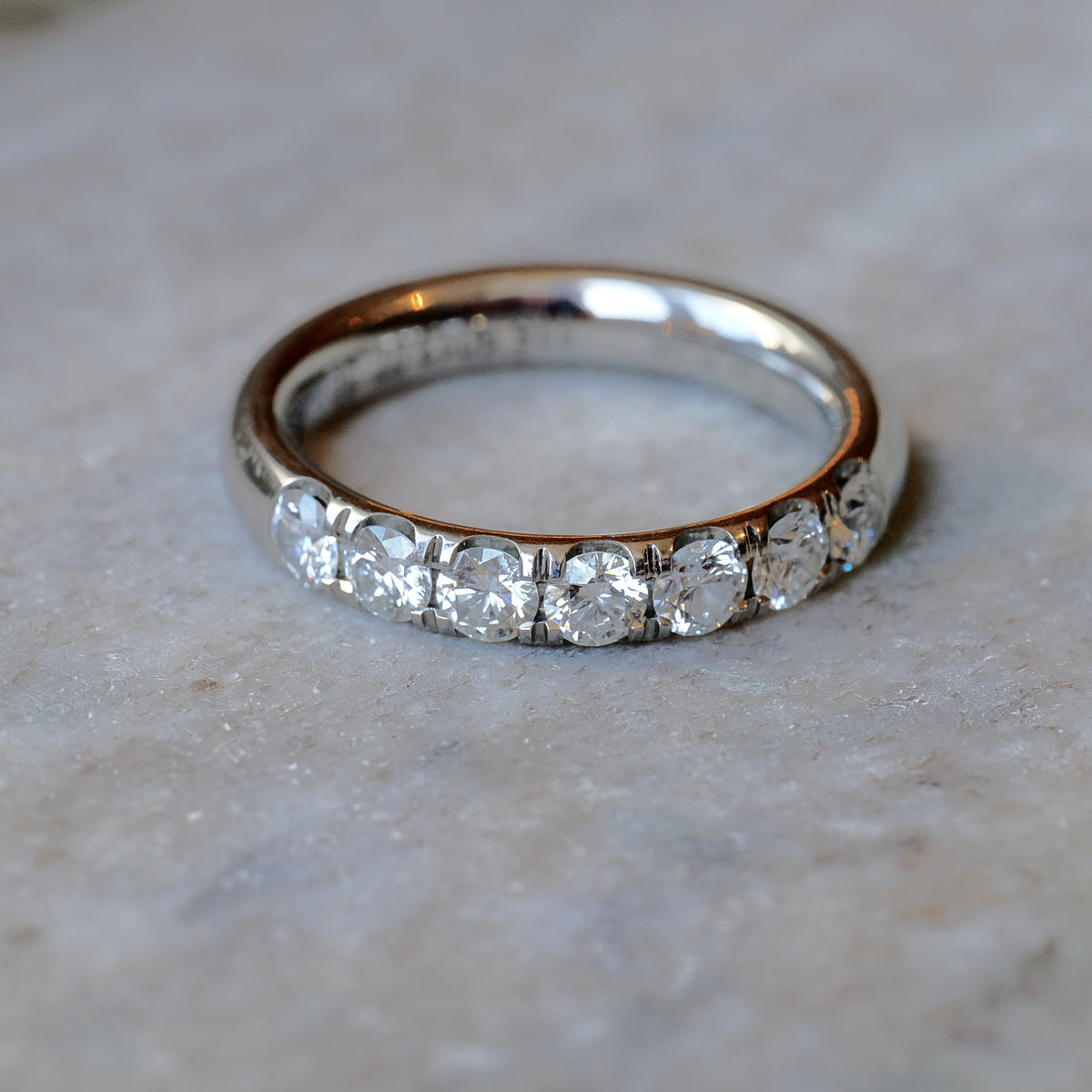 Meister halbausgefasster Memoire Ring aus Platin mit 0,91 ct. Diamanten