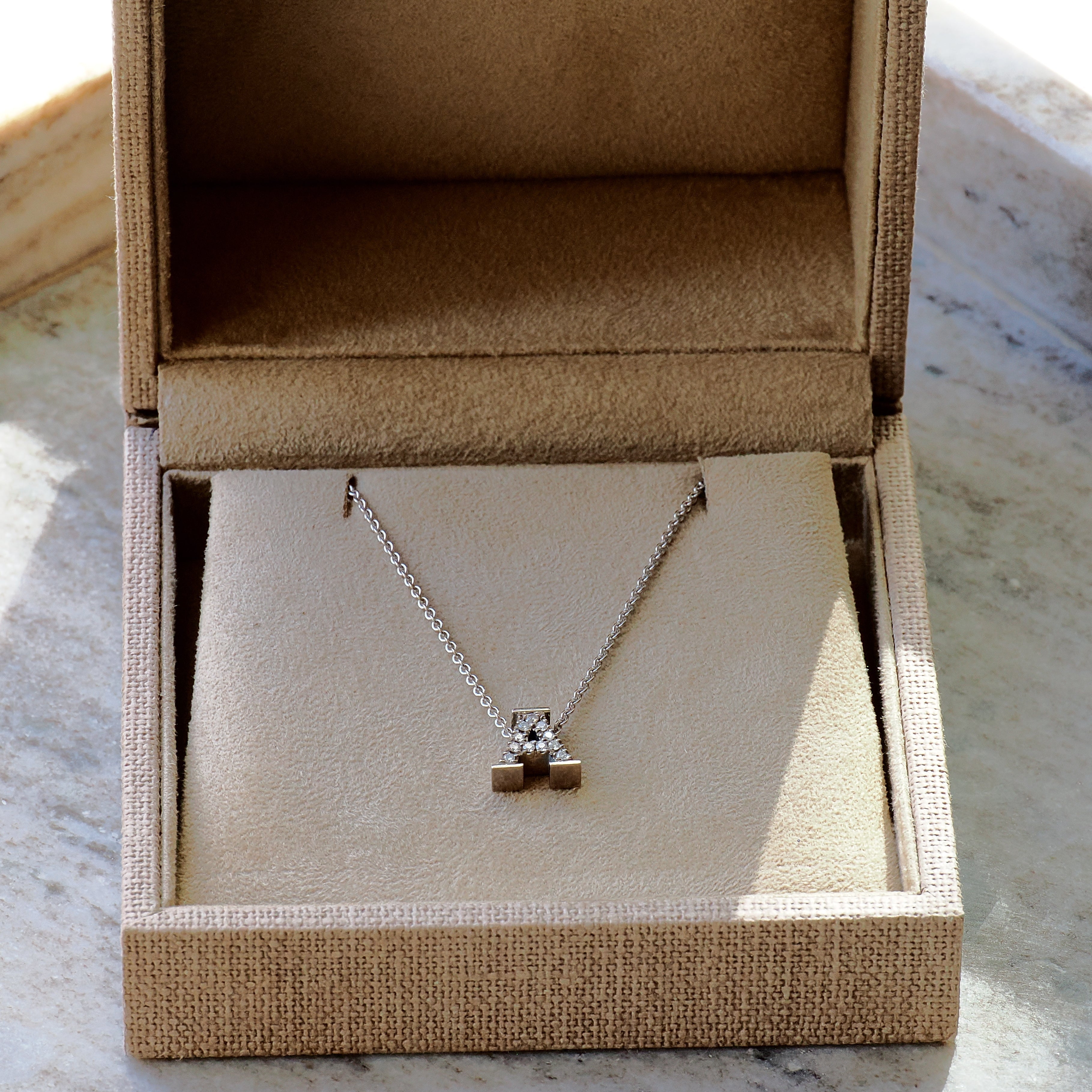 Collier Buchstabe "A" mit Brillanten 18K Weißgold