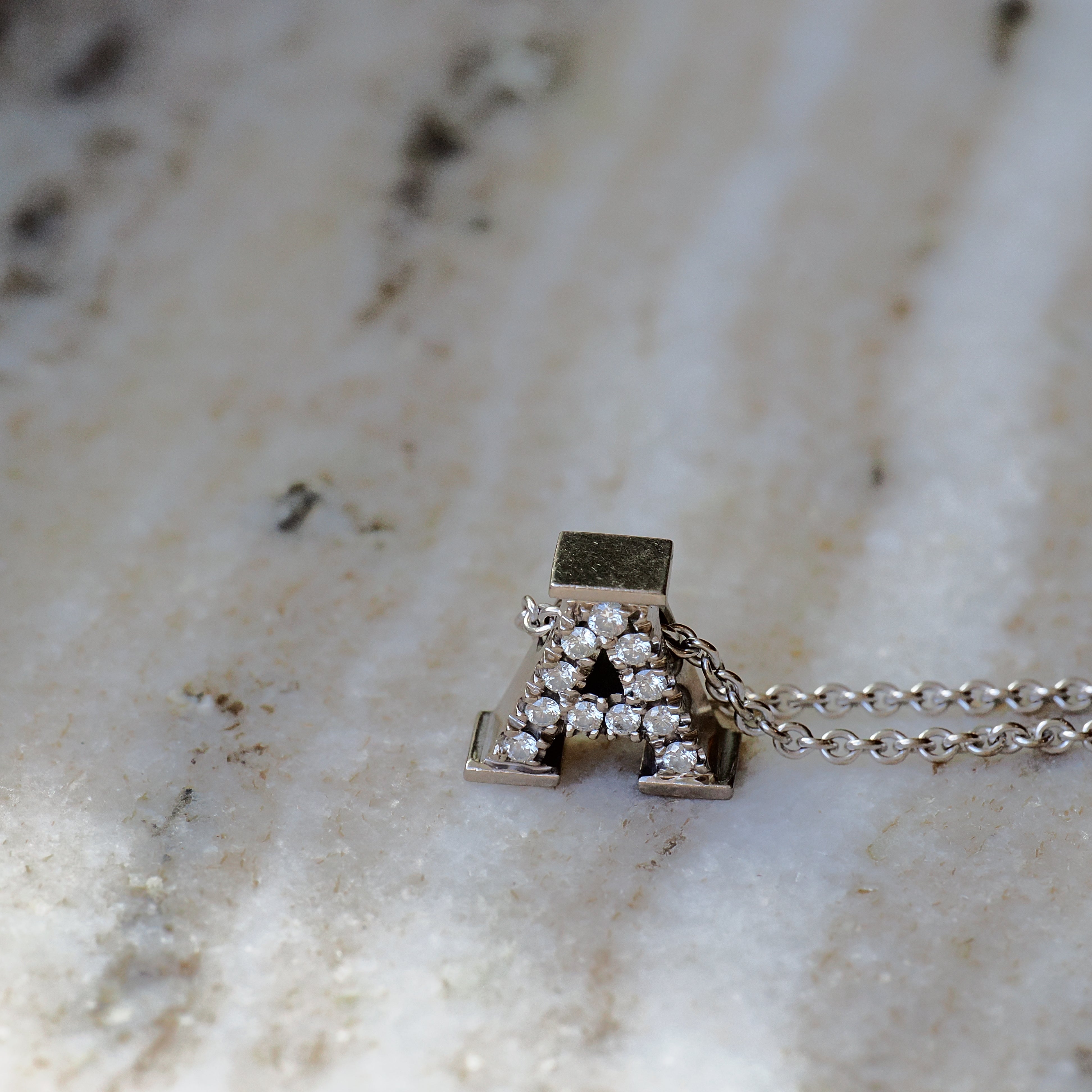 Collier Buchstabe "A" mit Brillanten 18K Weißgold