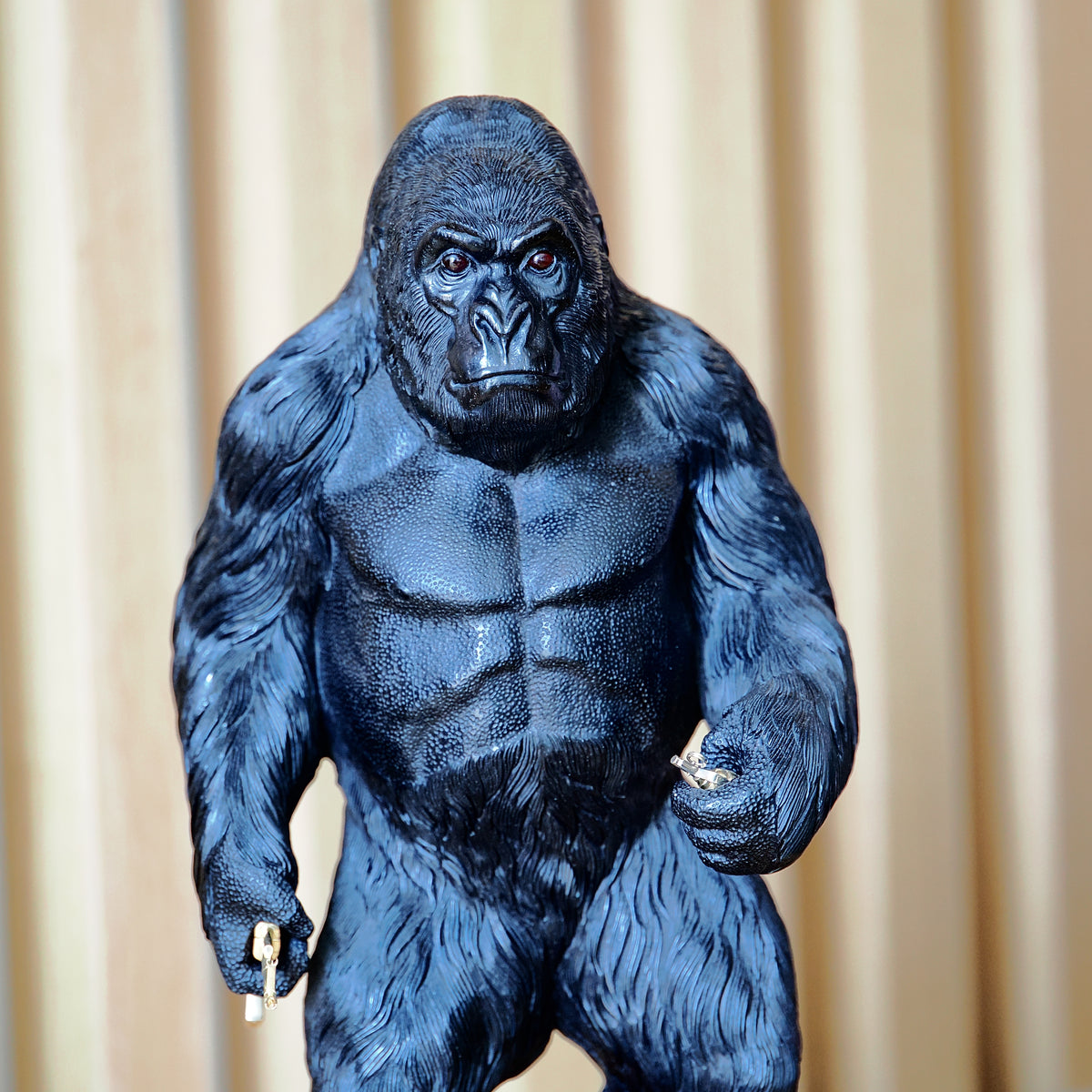"Gorilla with a Gun and a Grenade" aus Ebenholz, Birnenholz , Granaten und 585er Gelbgold