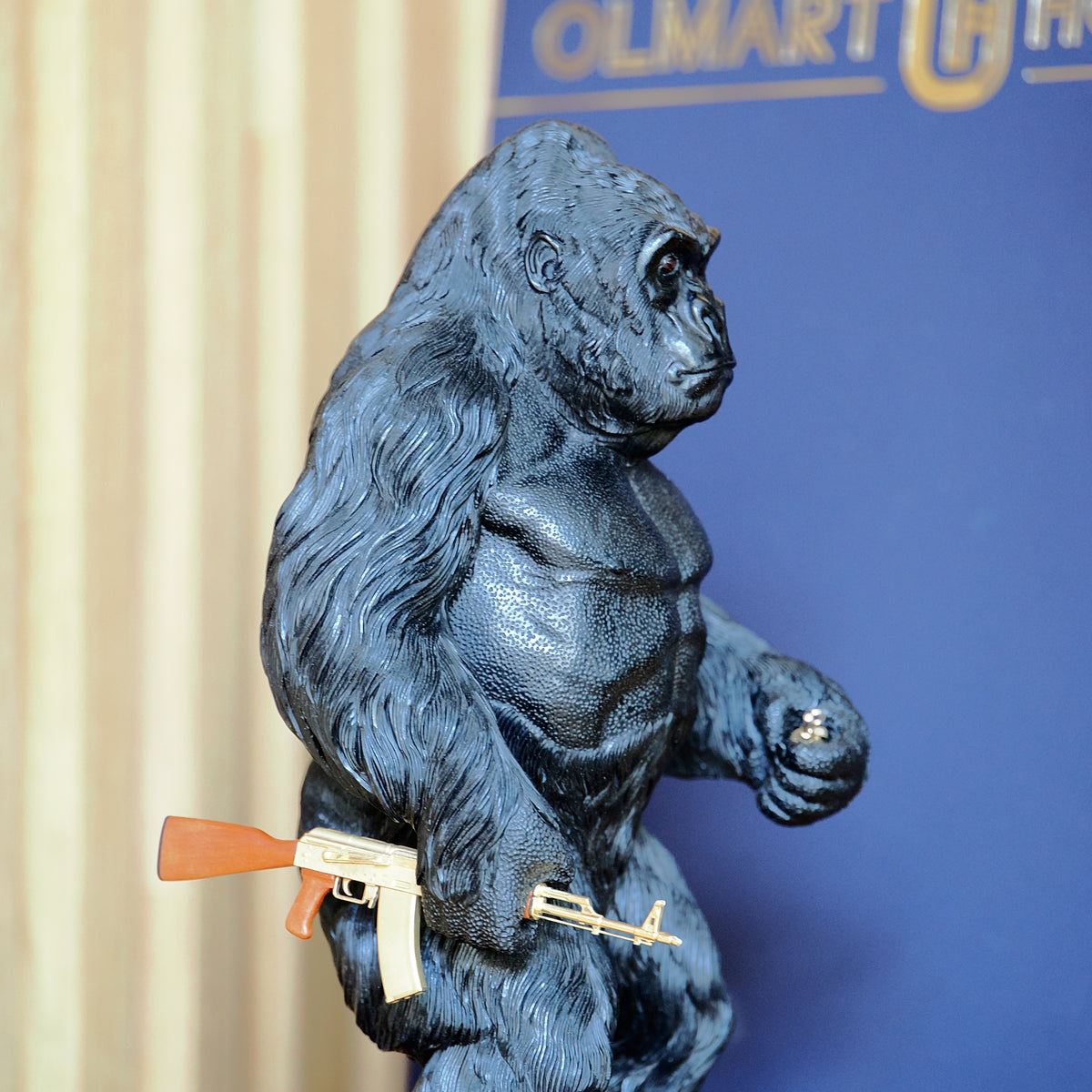 "Gorilla with a Gun and a Grenade" aus Ebenholz, Birnenholz , Granaten und 585er Gelbgold