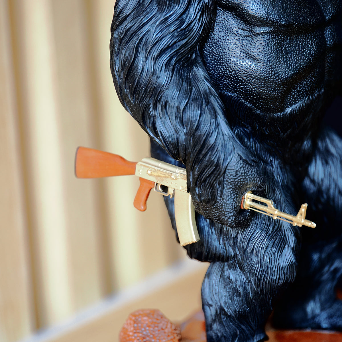 "Gorilla with a Gun and a Grenade" aus Ebenholz, Birnenholz , Granaten und 585er Gelbgold