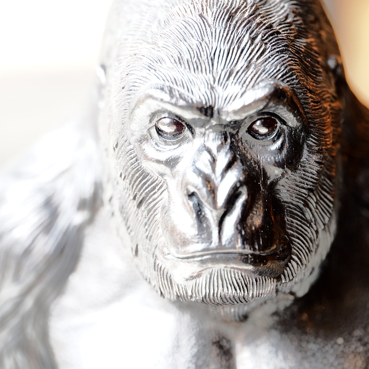 "Gorilla with a Gun and a Grenade" aus Ebenholz, Birnenholz , Granaten und 585er Gelbgold