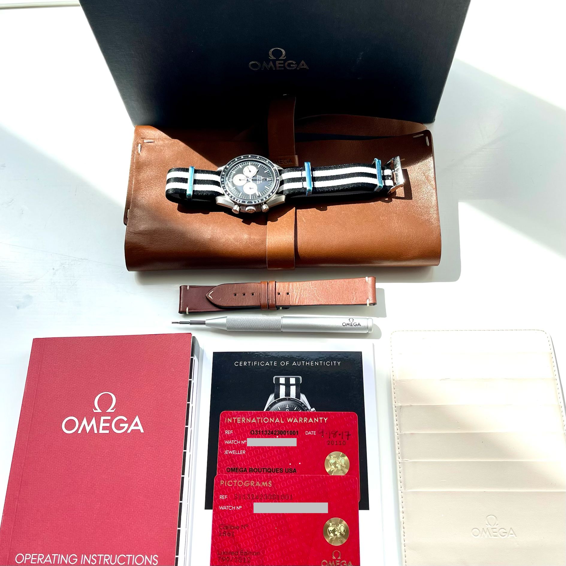 Omega Speedmaster Uhr mit braunem Lederetui, Armbändern, Werkzeug und Garantiekarten