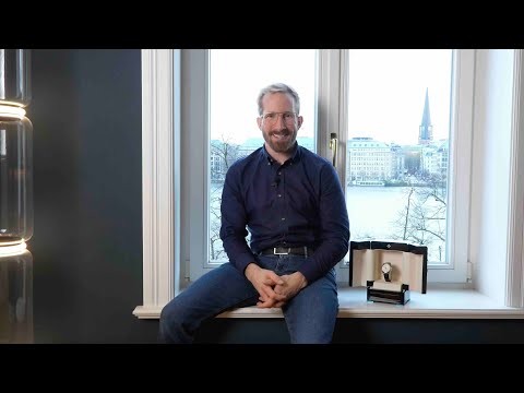 Video zeigt die Patek Philippe 175th Anniversary Chronograph 5975G-001 mit weißem Zifferblatt, edlem Goldgehäuse. 