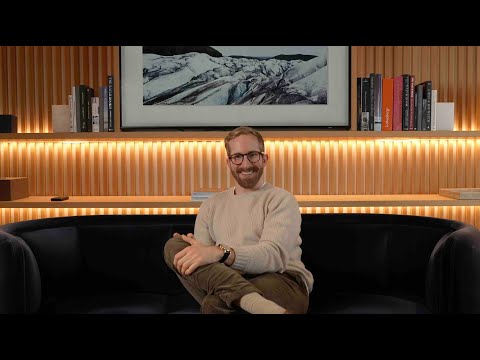 Video zeigt die A. Lange & Söhne Richard Lange 232.032 mit weißem Zifferblatt, römischen Ziffern und braunem Lederarmband.
